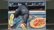 Delincuente entra a robar a pizzería de Argentina y se queda atorado en la ventana