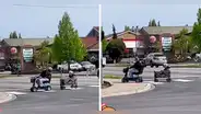 “Amor incondicional”: adulto mayor une su silla de ruedas a carreta para sacar a pasear a su esposa