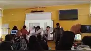 Estudiantes del ‘Grupo 5’ inician su exposición al ritmo de “La Culebrítica” y se hace viral: “Aprobados”