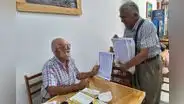 Escritor vende sus poemas en las calles para poder sobrevivir en Trujillo