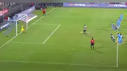 ¡A lo Messi y Suárez! Lavandeira y Barcos hicieron increíble jugada en un penal para el 6-1 de Alianza