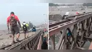 Ate: ciudadanos arriesgan su vida y cruzan puente cercano a la Ramiro Prialé sobre las barandas