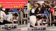¡Cuidado con lo que pides!: captan a vendedora llenando con sobras los vasos de cerveza en concierto