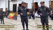 "¡Contrátenlo!": policía canta tema de Agua Marina y sorprende en evento en La Libertad
