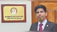 Egresó de San Marcos, postuló a la Academia Diplomática del Perú y obtuvo el primer lugar