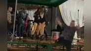 ¡Gran susto! Cantante cae de escenario tras recibir descarga eléctrica en Arequipa