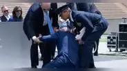 Joe Biden, presidente de Estados Unidos, se tropieza en ceremonia de la Fuerza Aérea