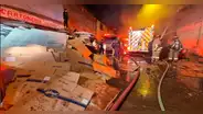 La Victoria: más de 10 unidades de bomberos intentan controlar incendio en almacén de cartones