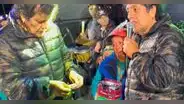 Toño Centella solidario: sube a vendedora ambulante al escenario y compra todos sus productos