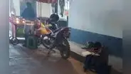 “Ejemplo a seguir”: niño conmueve al estudiar en la calle mientras su madre se gana la vida