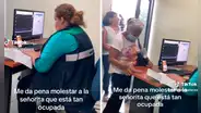 Captan a mujer viendo su serie en el celular pese a larga fila de personas esperando por atención