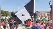 Puno: en Juliaca e Ilave izaron banderas blanquinegras por los fallecidos en protestas