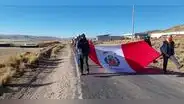 Obreros pausaron un momento el trabajo para marchar por el Día de la Bandera en Puno