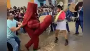 Hombre se disfraza de huaco erótico y pone a bailar a todos en fiesta patronal en La Libertad