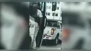 ¡No aguantó! Cobrador de bus con pasajeros es captado miccionando desde puerta de vehículo en Trujillo