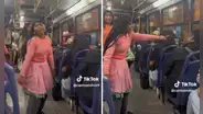 Interpretan canción de Yarita Lizeth para ganarse la vida y causan sensación: "Contrátenlas"