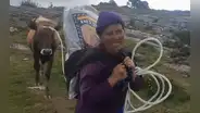 “Lindo gesto”: adulta mayor se emociona y llora al recibir como regalo una vaca en Cajamarca