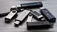¿Cuánto espacio de almacenamiento tenía el primer USB de la historia y cuál fue su precio?