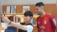 Carlos Zambrano es sorprendido por hinchas coreanos, quienes le piden autógrafos y fotos