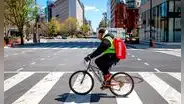 Nueva York: repartidores de comida tendrán salario mínimo de US$17,96 la hora
