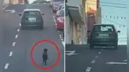Captan momento en que mujer abandona un perrito en plena pista y este corre tras el auto