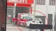 Chorrillos: camioneta se estaciona en compañía de bomberos y ellos la empujan para poder salir