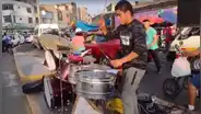 “Quiere una oportunidad”: joven sale a las calles a tocar batería para mantener a su niño