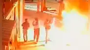 ¡Se salvaron de milagro! Poste explotó por corto circuito y casi mata a transeúntes en SJ