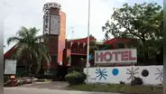 Pareja destroza habitación de hotel por prohibirles hacer un trío y ahora es buscada por policías