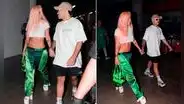 Karol G y Feid ya no ocultan su amor y son captados de la mano