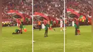 Hincha de Cristiano Ronaldo entró a la cancha, lo cargó y fue ovacionado por el estadio: "Siuuu"
