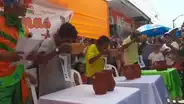 Ciudadanos concursan por ser el bebedor más veloz de chicha de jora en Piura