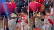 El tierno gesto de Paolo Guerrero con pequeños hinchas peruanos previo al Perú vs. Japón