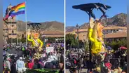 Universitarios de Cusco presentaron escultura 'La Descarada' en pasacalle: ¿de quién se trataría?
