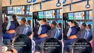 Pareja sube a bus, se sienta de singular manera y en redes estallan: "Amor de verdad"
