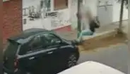Comas: liberan a joven que padecería de problemas mentales y destrozó vehículos de sus vecinos