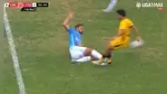 ¿Y el VAR? Ignácio cometió terrible falta contra jugador de Cantolao, pero no llamaron al árbitro