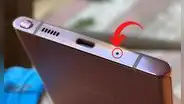 ¿Qué es el pequeño agujero que está ubicado en la parte baja de mi teléfono móvil?