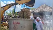 ¡Lo levantaron con grúa! Iquitos presentó el juane más grande del mundo por Fiesta de San Juan
