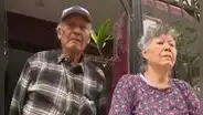 Adultos mayores dan de herencia su casa a hija y ahora intentan desalojarlos: "Por favor, no nos botes"