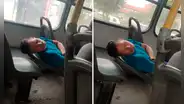 Peruano sorprende a usuarios de transporte público en Lima al dormir en curioso asiento