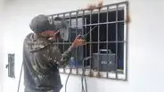 Chorrillos: cámaras de seguridad captaron a ladrones rompiendo una reja para robar una casa