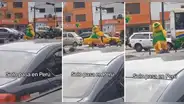 Pollo de Rocky's baila en plena vía pública y usuarios reaccionan: “Tiene que justificar el sueldo”