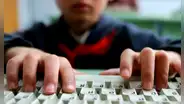 Menores de 15 años no podrán entrar a redes sociales sin consentimiento de sus padres en Francia
