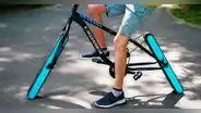 Ingeniero fabrica una increíble bicicleta 'sin ruedas' que puedes manejar sin caerte