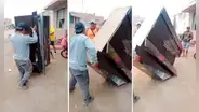 Hombres destrozan cómoda de 6 niveles al intentar trasladarla durante mudanza y VIDEO se hace VIRAL
