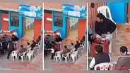 Peruanos sorprenden al tomar licor frente a templo evangélico y las redes estallan: "Es agua bendita"