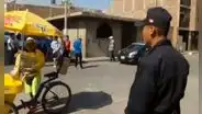 Heladero impresiona a policías cantando y se vuelve viral en TikTok: “Qué buena actitud"