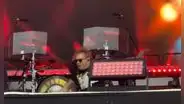 Axl Rose sufre bochornosa caída durante un concierto en Londres