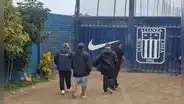 Barristas de Alianza irrumpieron práctica para pedir explicaciones tras indisciplina de Cueva